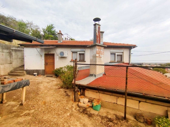 Етаж от къща в Асеновград - 70 кв.м за 984 €/кв.м - Снимка #1