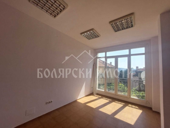 Дава се под наем Офис в Велико Търново, Център - 47 кв.м за 336.6 € - Снимка #1