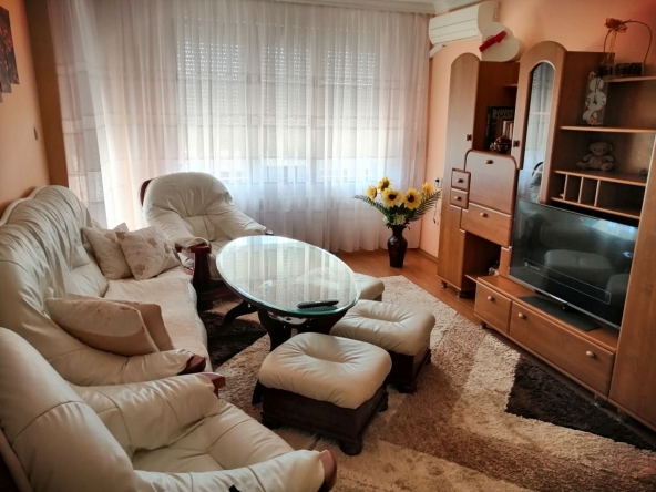 Дава се под наем Тристаен апартамент в Разград, Варош - 92 кв.м за 479.4 € - Снимка #1