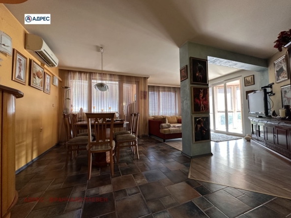 Тристаен апартамент в Плевен, Идеален център - 110 кв.м за 1637 €/кв.м - Снимка #1