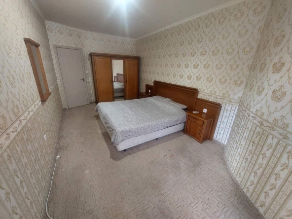 Дава се под наем Тристаен апартамент в Пловдив, Кършияка - 135 кв.м за 664 € - Снимка #1