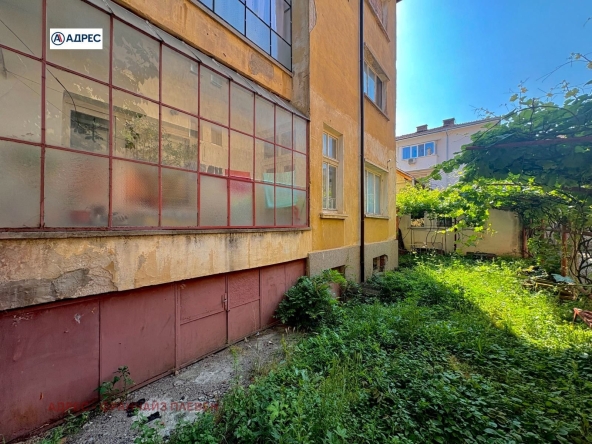 Тристаен апартамент в Враца, Център - 95 кв.м за 1611 €/кв.м - Снимка #1