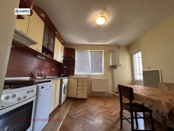 Тристаен апартамент в Плевен, 9-ти квартал - 95 кв.м за 1895 €/кв.м - Снимка #1