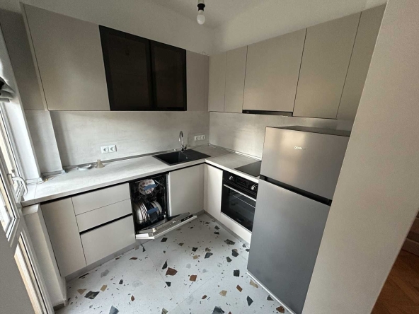 Дава се под наем Тристаен апартамент в Варна, Левски - 120 кв.м за 918 € - Снимка #1