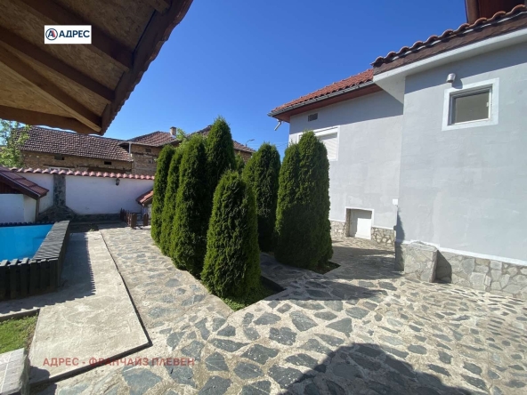 Къща в с. Брест, Област Плевен - 200 кв.м за 600 €/кв.м - Снимка #1