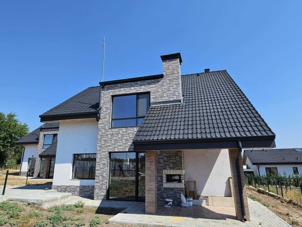 Къща в с. Звездица, Област Варна - 158 кв.м за 1450 €/кв.м - Снимка #1