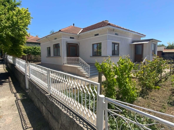 Дава се под наем Къща в Добрич, Промишлена зона - Север - 120 кв.м за 800 € - Снимка #1