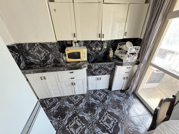 Тристаен апартамент в Ямбол, Златен рог - 86 кв.м за 4 €/кв.м - Снимка #1