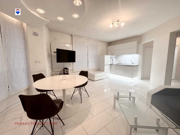 Дава се под наем Двустаен апартамент в Русе, Център - 66 кв.м за 408 € - Снимка #1