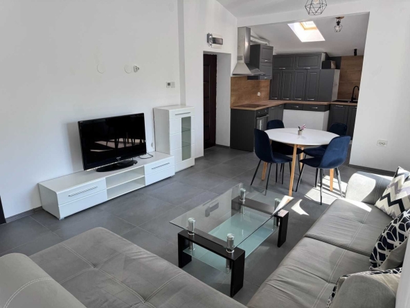 Дава се под наем Етаж от къща в София, Център - 90 кв.м за 667 € - Снимка #1