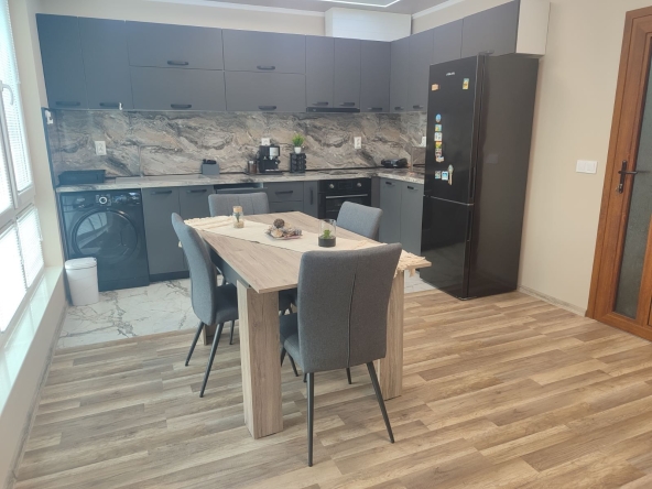 Дава се под наем Двустаен апартамент в Бургас, Изгрев - 63 кв.м за 692.07 € - Снимка #1