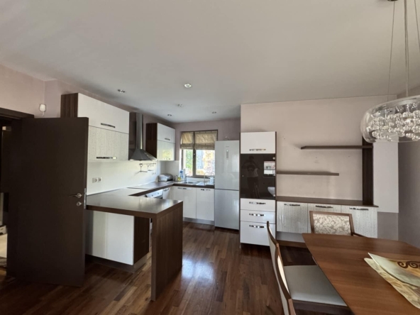 Дава се под наем Тристаен апартамент в Пловдив, Кършияка - 107 кв.м за 900 € - Снимка #1