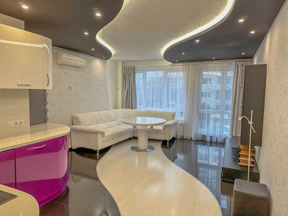 Дава се под наем Тристаен апартамент в София, Младост 4 - 99 кв.м за 820 € - Снимка #1