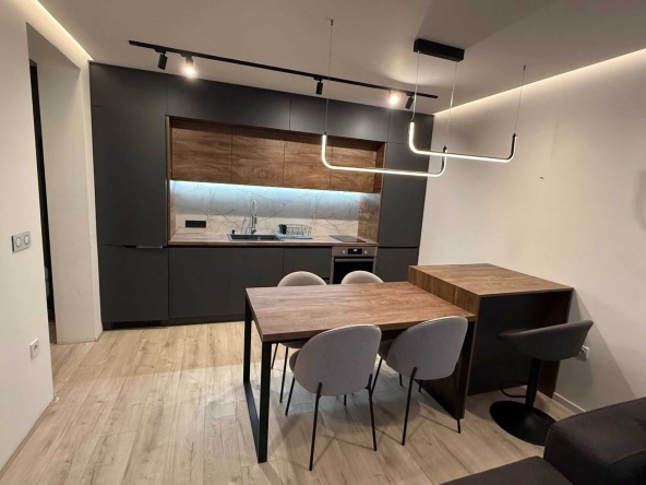 Дава се под наем Тристаен апартамент в Пловдив, Южен - 100 кв.м за 650 € - Снимка #1