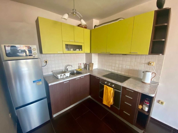 Дава се под наем Тристаен апартамент в Варна, Базар Левски - 100 кв.м за 612 € - Снимка #1