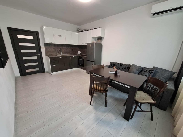 Дава се под наем Тристаен апартамент в Варна, Колхозен пазар - 90 кв.м за 511 € - Снимка #1