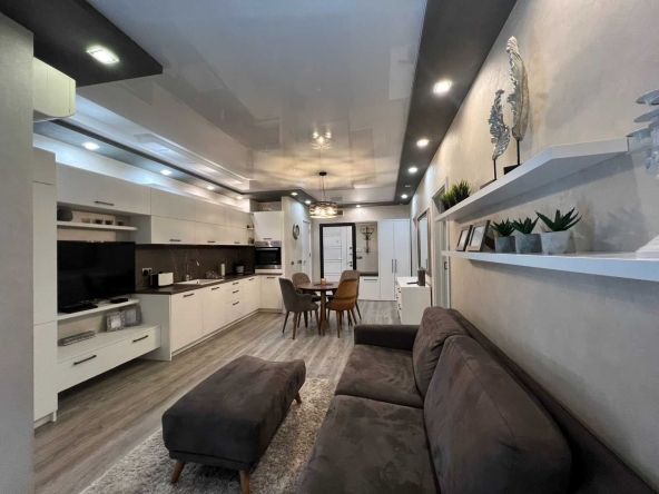 Дава се под наем Тристаен апартамент в Варна, Център - 74 кв.м за 1100 € - Снимка #1