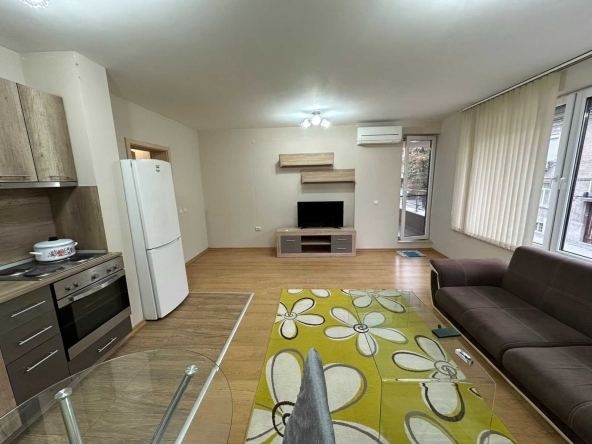 Дава се под наем Тристаен апартамент в Пловдив, Център - 85 кв.м за 714 € - Снимка #1