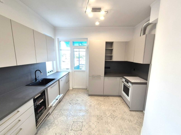 Дава се под наем Тристаен апартамент в София, Център - 100 кв.м за 799 € - Снимка #1