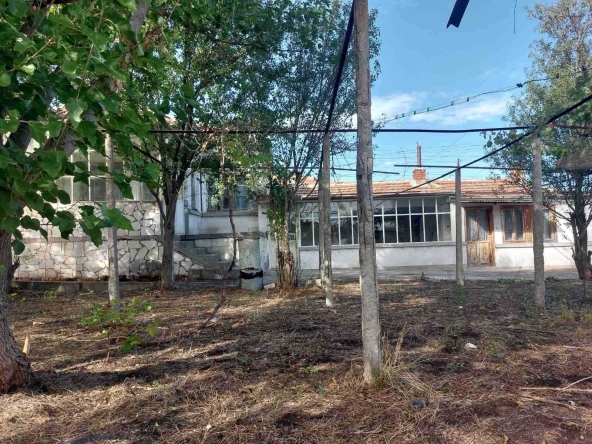 Къща в с. Маломир, Област Ямбол - 90000 кв.м за 1 €/кв.м - Снимка #1