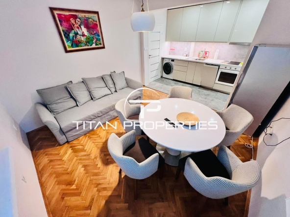 Дава се под наем Тристаен апартамент в Бургас, Център - 100 кв.м за 790.5 € - Снимка #1