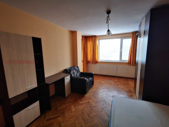 Дава се под наем Тристаен апартамент в Варна, Център - 70 кв.м за 561 € - Снимка #1