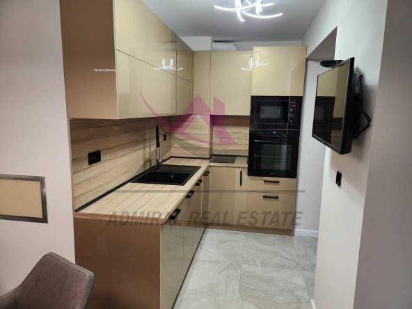 Дава се под наем Четиристаен апартамент в Варна, Базар Левски - 110 кв.м за 1380 € - Снимка #1