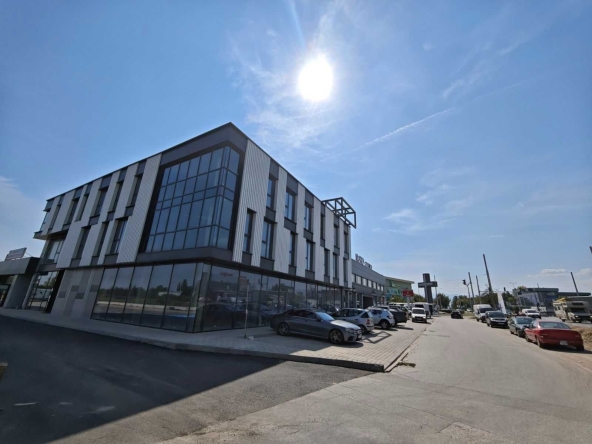 Дава се под наем Магазин в Пловдив, Индустриална зона - Север - 180 кв.м за 1800 € - Снимка #1