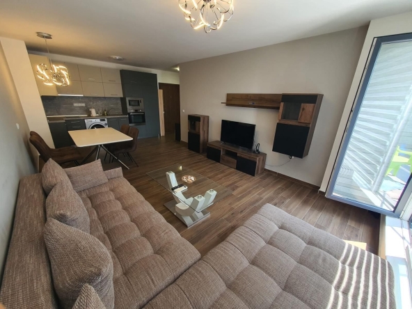 Дава се под наем Двустаен апартамент в Бургас, Славейков - 70 кв.м за 714 € - Снимка #1
