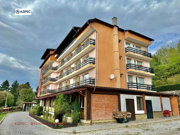 Хотел в с. Типченица, Област Враца - 1300 кв.м за 847 €/кв.м - Снимка #1