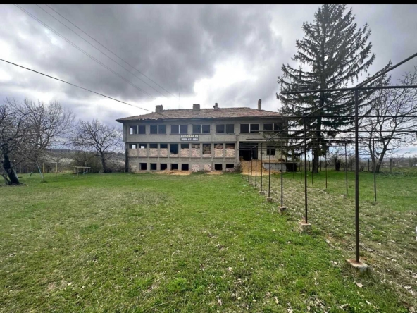 Промишлена сграда в с. Моравка, Област Търговище - 1138 кв.м за 26 €/кв.м - Снимка #1