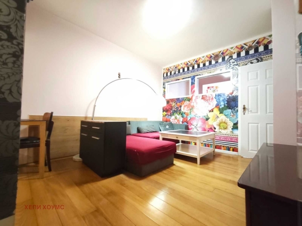 Тристаен апартамент в София, Лагера - 65 кв.м за 5 €/кв.м - Снимка #1