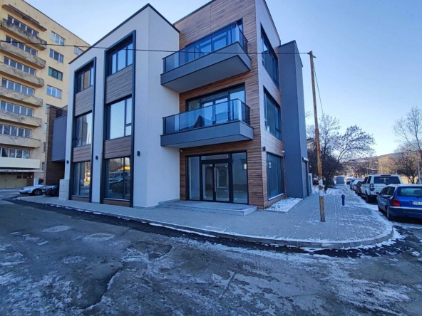 Дава се под наем Магазин в Перник, Център - 130 кв.м за 890 € - Снимка #1