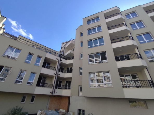 Двустаен апартамент в Бургас, Център - 63 кв.м за 1103 €/кв.м - Снимка #1