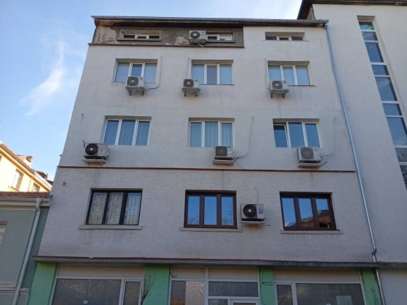 Дава се под наем Тристаен апартамент в София, Център - 75 кв.м за 698.19 € - Снимка #1