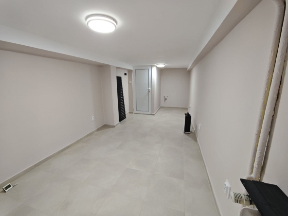 Дава се под наем Магазин в София, Център - 18 кв.м за 298.86 € - Снимка #1