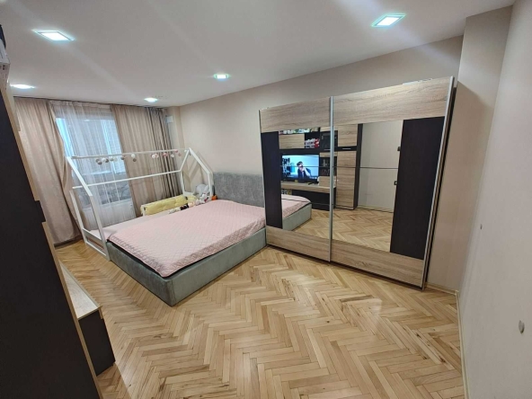 Дава се под наем Двустаен апартамент в Плевен, Широк център - 60 кв.м за 89500 € - Снимка #1