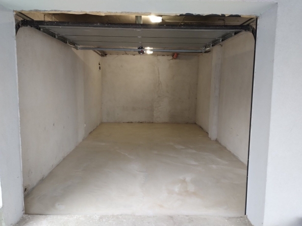 Дава се под наем Гараж / Паркомясто в София, Бъкстон - 27 кв.м за 153 € - Снимка #1