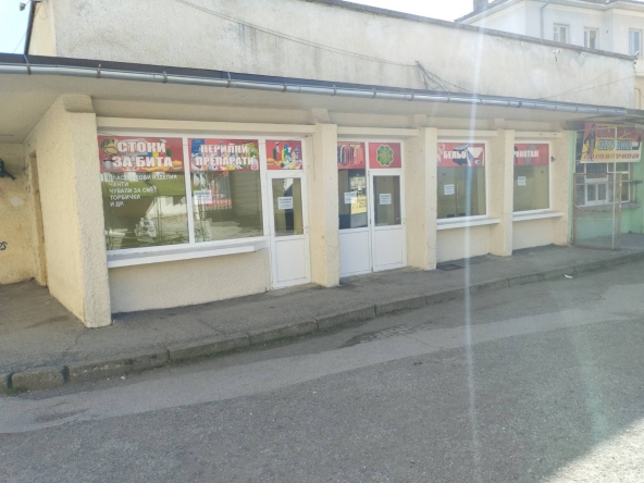 Дава се под наем Магазин в Горна Оряховица - 50 кв.м за 331.5 € - Снимка #1