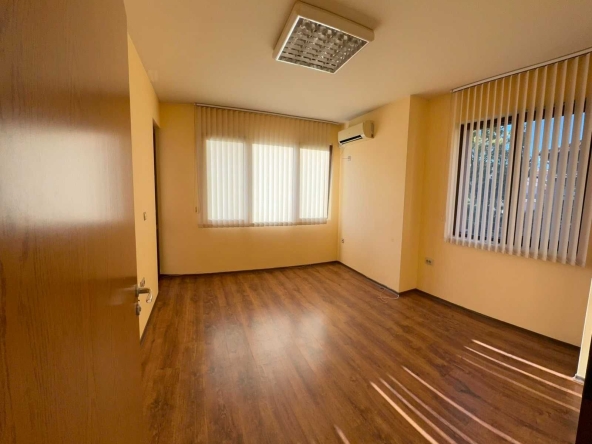 Дава се под наем Офис в Пловдив, Център - 60 кв.м за 380 € - Снимка #1