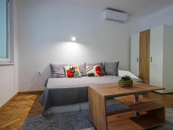 Дава се под наем Тристаен апартамент в Варна, Нептун - 68 кв.м за 562 € - Снимка #1