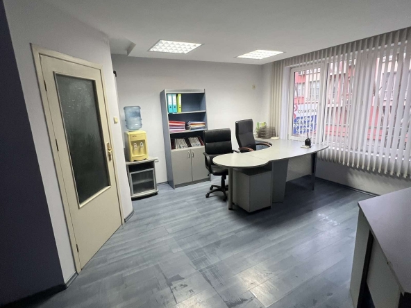 Дава се под наем Офис в Бургас, Център - 55 кв.м за 561 € - Снимка #1