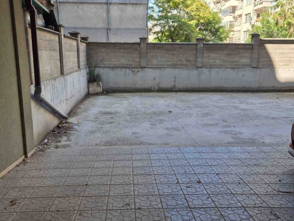 Дава се под наем Гараж / Паркомясто в Варна, Младост 1 - 18 кв.м за 127.5 € - Снимка #1