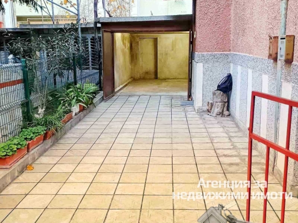 Дава се под наем Гараж / Паркомясто в Асеновград - 16 кв.м за 76.5 € - Снимка #1