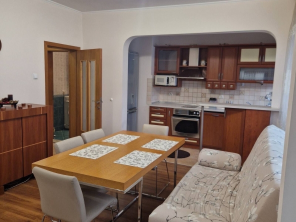 Дава се под наем Тристаен апартамент в Варна, Център - 115 кв.м за 698.19 € - Снимка #1