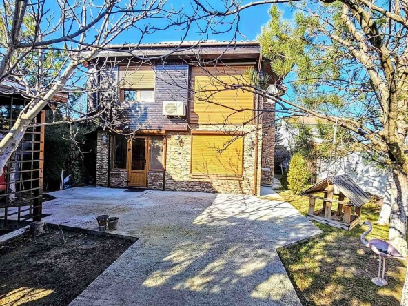 Дава се под наем Къща в с. Гюльовца, Област Бургас - 121 кв.м за 1884.96 € - Снимка #1