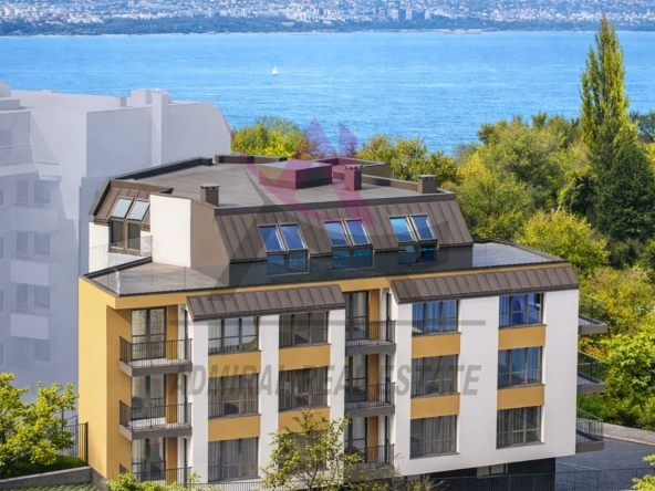 Тристаен апартамент в Варна, Галата - 105 кв.м за 818 €/кв.м - Снимка #1