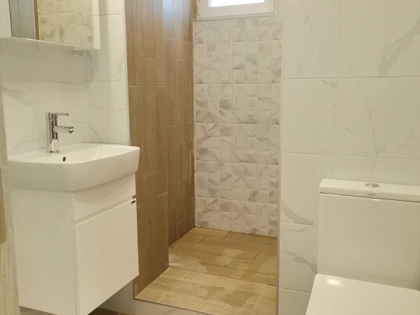 Тристаен апартамент в Варна, Зимно кино Тракия - 82 кв.м за 1933 €/кв.м - Снимка #1