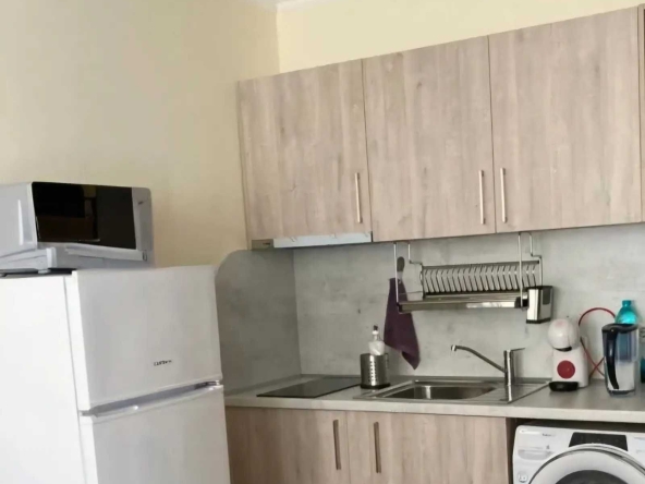 Двустаен апартамент в Варна, Погреби - 65 кв.м за 7 €/кв.м - Снимка #1