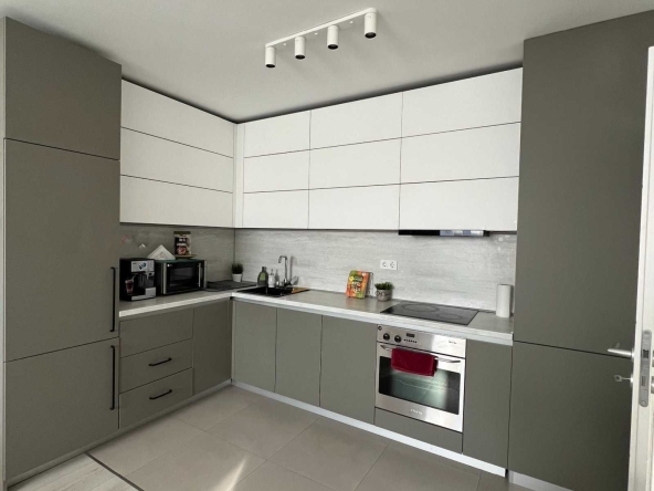 Двустаен апартамент в София, Света Троица - 72 кв.м за 1917 €/кв.м - Снимка #1